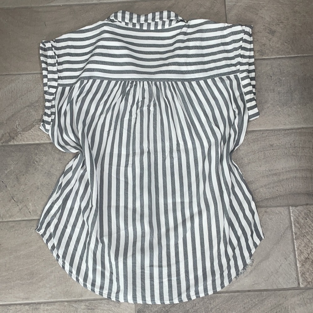Mittoshop Women’s Flowy Short-Sleeve Button Down Blouse, Size L - Picture 2 of 7